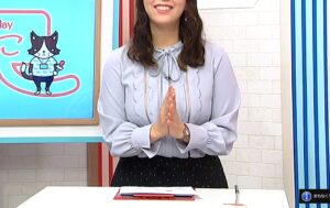 ローカル番組の巨乳アナ、えっちなスリット