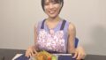 岡田桃佳アナ、ノースリーブ爆乳ニットで料理！