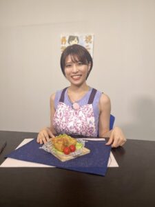 岡田桃佳アナ、ノースリーブ爆乳ニットで料理！