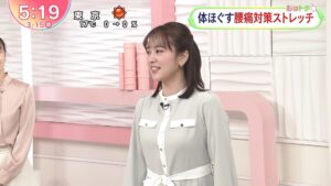 【GIF】河出奈都美アナ、ストレッチで胸のボタンが飛びそう