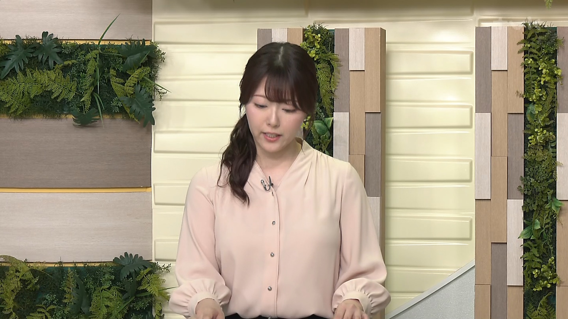 【GIF】TVK岡村アナ　巨乳ニュース